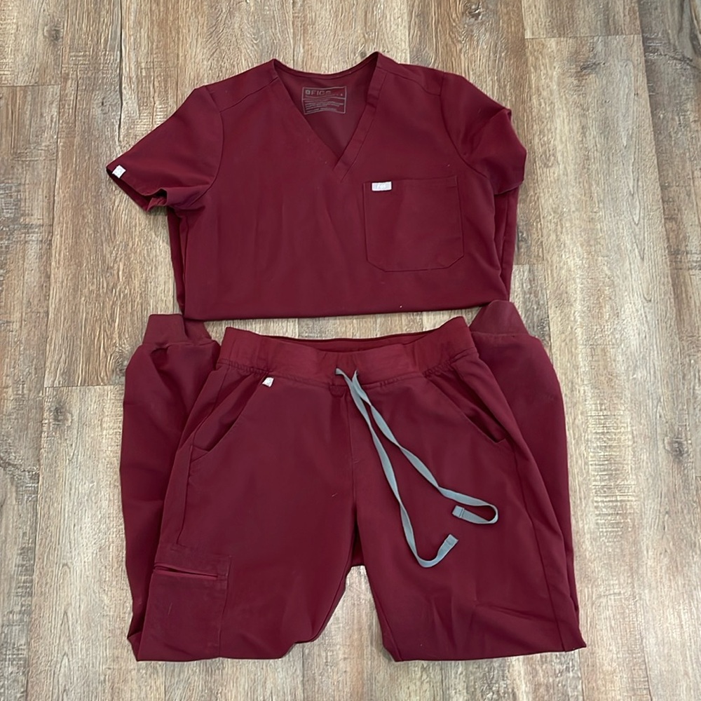 Figs maroon size small jogger scrub set